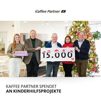 🎄🎁 Kaffee Partner for Kids – Gemeinsam Gutes tun! 🎁🎄

Auch in diesem Jahr hat Kaffee Partner wieder eine herzliche Spende von 15.000 Euro sowie eine großzügige Lieferung von Schokoladen-Nikoläusen an zwei wunderbare Projekte übergeben: die Kindertafel Osnabrück und Kindermahlzeit. Diese beiden wichtigen Initiativen unterstützen benachteiligte Kinder in unserer Region mit nahrhaften Mahlzeiten und vielem mehr. 🙏

Das Besondere: Die Mitarbeitenden von Kaffee Partner tragen das ganze Jahr über mit jedem getrunkenen Kaffee zur Spendenaktion bei. Fünf Cent pro Tasse fließen in die Kaffeekasse, die traditionell am Jahresende einem wohltätigen Zweck zugutekommt. Und auch die Geschäftsleitung zeigt ihr Engagement, indem sie den gesammelten Betrag noch weiter aufstockt! 💰

Das gesamte Team von Kaffee Partner ist stolz darauf, einen Beitrag zu leisten und freut sich, gemeinsam anderen in dieser besonderen Zeit eine Freude zu bereiten. ❤️
Mehr Infos findet ihr in unserem Pressebereich: https://kpinfos.de/spende2024

#KaffeePartner #KaffeePartnerForKids #Spende #Kinderhilfsprojekte #Helfen #Kindermahlzeit #Kindertafel