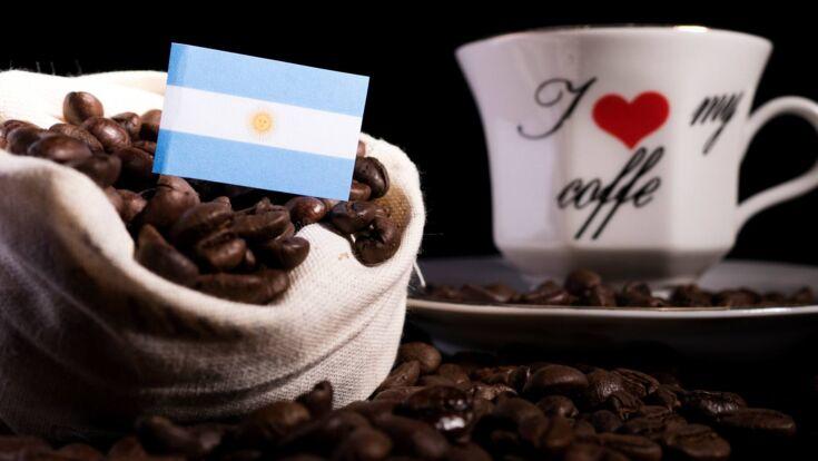 Argentinischer Flagge liegt auf Kaffeebohnen