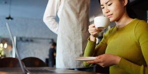 Kundin ist in einem Café und ihr schmeckt der Kaffee nicht.