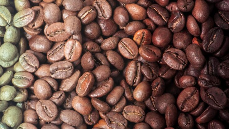 Ungeröstete bis stark geröstete Kaffeebohnen