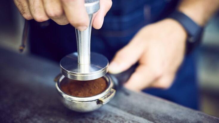 Kaffeemehl getampert im Sieb
