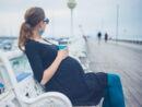 Schwangere Frau trinkt entspannt Kaffee ToGo