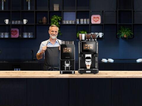 Barista präsentiert Kaffeevollautomaten von Kaffee Partner