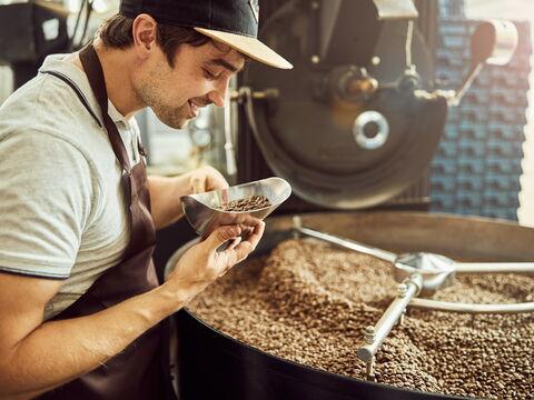 Barista an einer Kaffeeröstmaschine