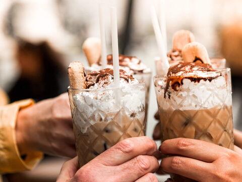 Frau trinkt Eiskaffee