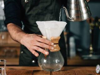 Filter in der Chemex mit Wasser aufgießen