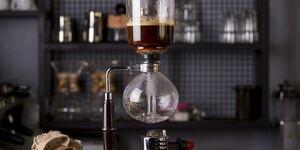 Eine Syphon Kaffeemaschine steht auf einem Tisch