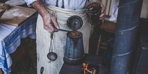 Mann hält alte Kaffee Kanne in der Hand