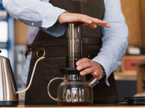 Kaffee fließt von der Aeropress in die Kanne