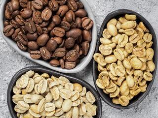 unbehandelte, gründe Kaffeebohnen und geröstete Kaffeebohnen