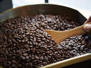 Kaffeebohnen werden in einer Pfanne geröstet