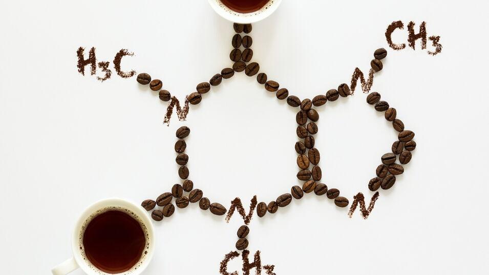 Chemische Formel des Koffeins. Tassen Espresso, Bohnen und Kaffee-Pulver.
