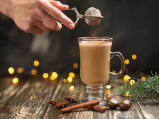 Weihnachtlicher Kaffee mit Gewürzen