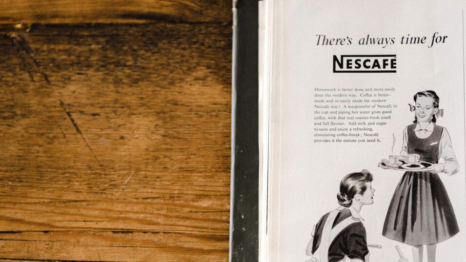 Auf einer Werbung im Buch serviert ein Mädchen Nescafe