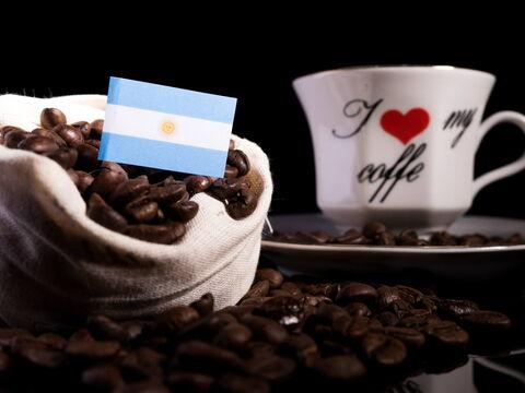 Argentinischer Flagge liegt auf Kaffeebohnen