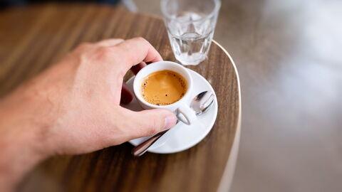 Espresso auf einem Tisch mit Wasserglas