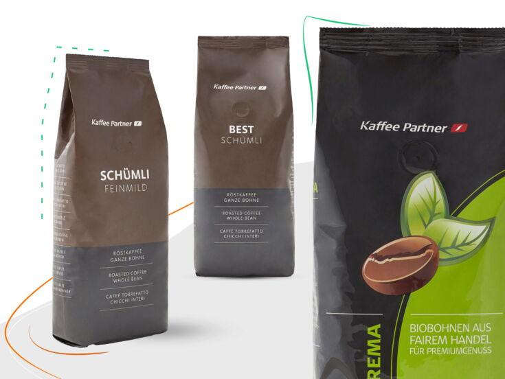 Drei verschiedene Kaffeebohnenpackungen, darunter Schümli Feinmild, Best Schümli und biologisch fair gehandelte Bohnen, als Beispiel für ein Probierpaket von Kaffee Partner