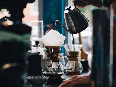 wasser aus kanne in kaffeefilter giessen