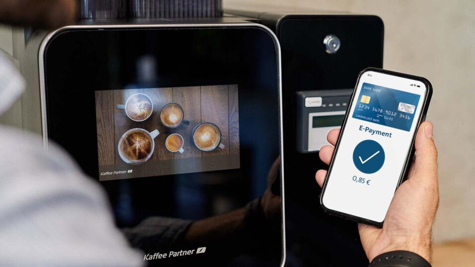 Kontaktloses Bezahlen mit Smartphone am Kaffeeautomaten