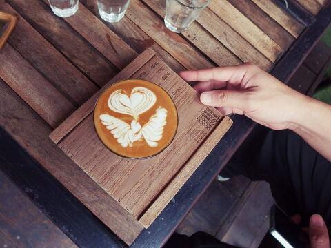 Kaffeetasse mit Latte Art Flügel und Herz