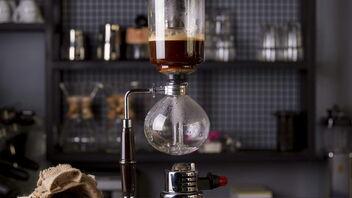 Eine Syphon Kaffeemaschine steht auf einem Tisch