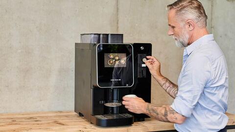 Mit Münzeinwurf am Kaffeeautomaten bezahlen