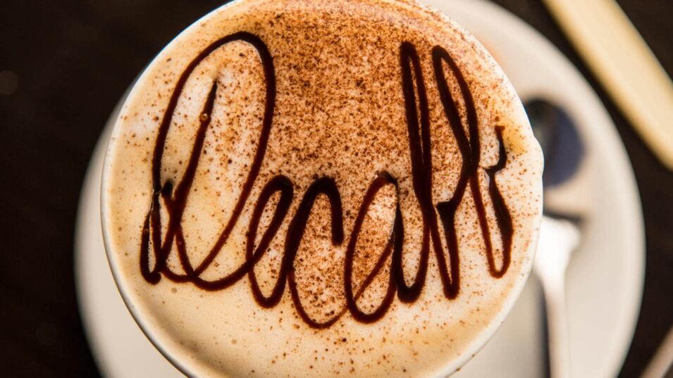 schokoladen schriftzug decaff in tasse kaffee