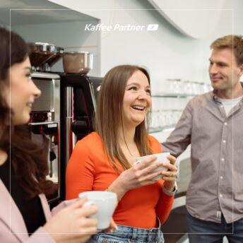 Die Rolle des Kaffees im Büro – Warum ist Kaffee so wichtig für eine gute Arbeitsatmosphäre?

Ein Klick, ein Duft, ein Lächeln 😊 – so einfach kann es sein, die Arbeitsatmosphäre zu verbessern. Kaffee ist nicht nur ein Muntermacher, sondern auch ein entscheidender Faktor für eine positive und produktive Arbeitsumgebung.

Unsere Kaffeevollautomaten tragen täglich zur Schaffung einer angenehmen Arbeitsatmosphäre bei. Der Kaffeeautomat wird schnell zum sozialen Dreh- und Angelpunkt im Büro, an dem Mitarbeiter zusammenkommen, sich austauschen 🗣️ und die Gelegenheit nutzen, sich abteilungsübergreifend zu vernetzen.

Die kurzen Pausen am Kaffeevollautomaten bieten eine willkommene Gelegenheit für informelle Gespräche und spontane Brainstorming-Sessions. Dies fördert nicht nur die Kommunikation, sondern stärkt auch den Teamgeist und die Zusammenarbeit. So entstehen oft unerwartete Synergien und innovative Ideen 💡.

Unsere Kaffeevollautomaten bieten dafür zahlreiche Funktionen und Vorteile:

✅ Vielfalt an Getränken: Von Espresso über Cappuccino bis hin zu Latte Macchiato ☕, für jeden Geschmack ist etwas dabei.

✅ Benutzerfreundlichkeit: Einfach zu bedienen und zu reinigen, ideal für den täglichen Einsatz im Büro.

✅ Hochwertige Qualität: Robuste Verarbeitung und langlebige Materialien garantieren langanhaltende Freude an der Nutzung.

✅ Modernes Design: Ästhetisch ansprechend und passend für jede Büroumgebung.

✅ Individuelle Einstellungen: Von der richtigen Kaffeebohne bis zur richtigen Tassenfüllmenge. Alles eingestellt nach deinem Geschmack.

✅ Alles aus einer Hand: Leckere Kaffeebohnen, Topping Milchpulver für Milchspezialitäten, Geschirr und Zubehör erhaltet ihr bei uns im Online-Shop.

Interessiert daran, wie Kaffee euer Büro positiv verändern kann?

👉 Besuche uns auf unserer Website und lass dich inspirieren! Genieße mit deinen Kollegen den perfekten Kaffeegenuss ☕. 
👉 Link in der Bio!

#teamgeist #kaffeemomente #büroalltag #kaffeepartner #kaffeegenuss