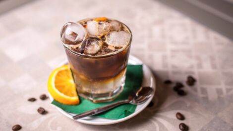 Kaffee Limonade mit Eiswürfeln und Orange