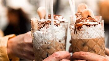 Frau trinkt Eiskaffee