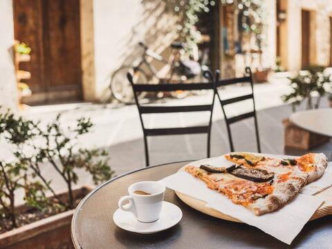 Espresso zum Essen reichen