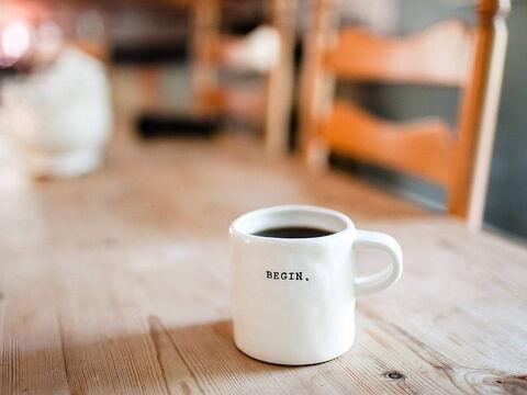 Kaffee das Kultgetraenk auf dem Tisch