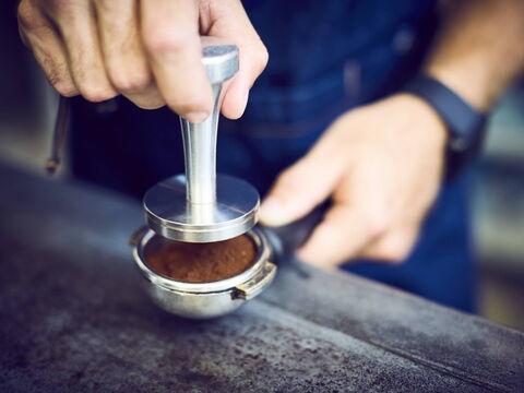 Kaffeemehl getampert im Sieb