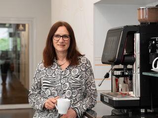 Meike mit ihrer liebsten Kaffeemühle und Kaffeebohne