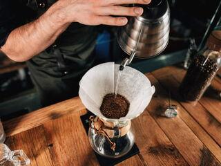 Wasser auf Kaffeemehl gießen in Chemex