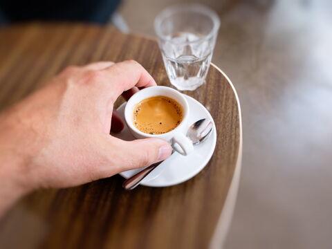 Espresso auf einem Tisch mit Wasserglas