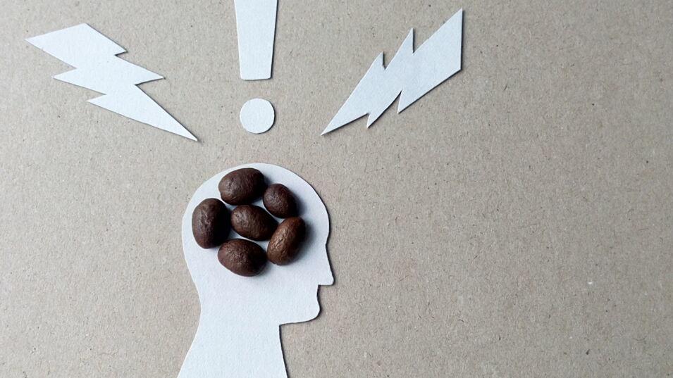 Die Auswirkungen von Koffein auf das Gehirnbild aus Kaffeebohnen, Pappe und weißem Papier