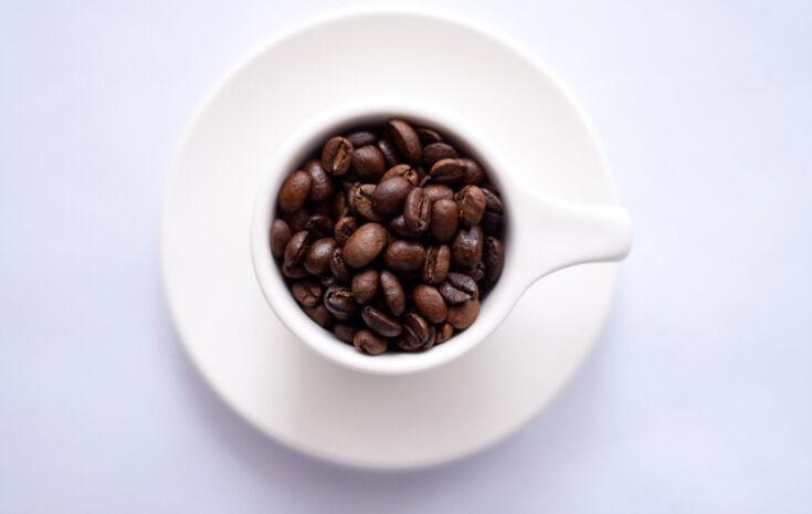 Kaffeebohnen in Tasse von oben