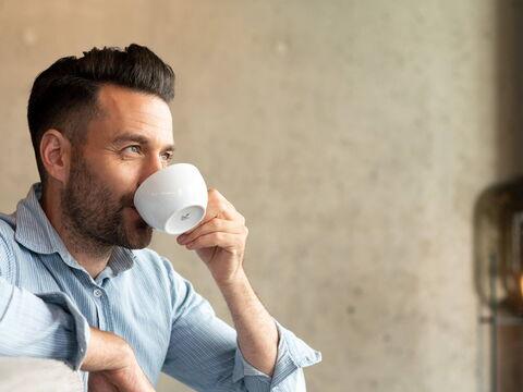 Mann genießt seinen Kaffee