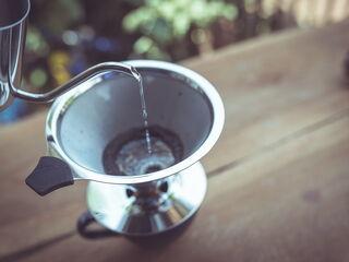 Kaffee wird in Edelstahlfilter gegossen