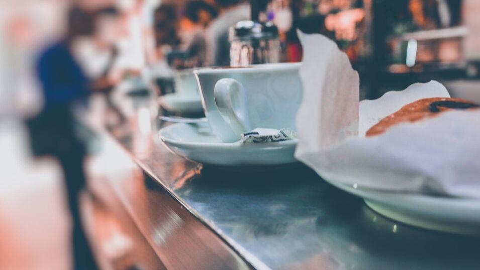 Cappuccino in einem italienischen Cafe an der Theke