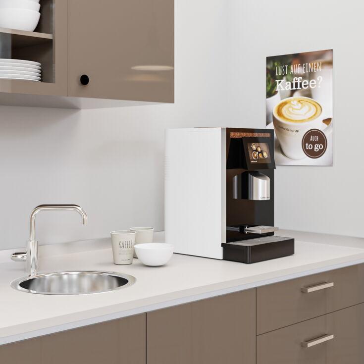 Kaffeevollautomat Crema Duo in weiß lackiert steht auf Küchenzeile eines Büros