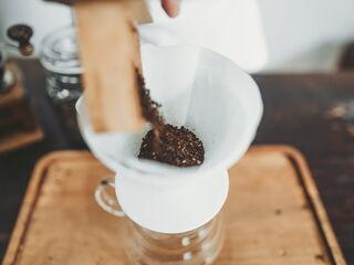 Handfilter wird mit Kaffeepulver befüllt