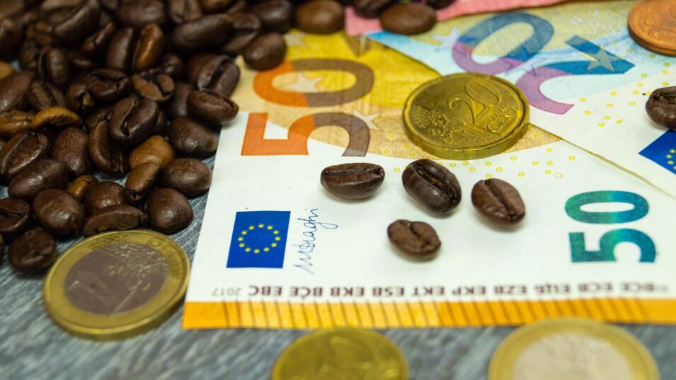Kaffeebohnen und Bargeld