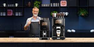 Barista präsentiert Kaffeevollautomaten von Kaffee Partner