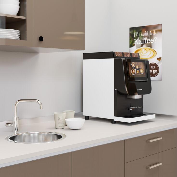 Kaffeevollautomat BARISTA Suprema in weiß lackiert steht auf Küchenzeile eines Büros