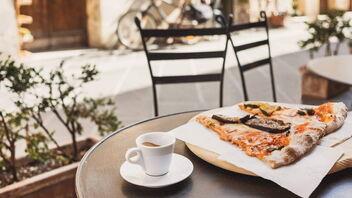 Espresso zum Essen reichen