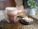 Kakaogetränk im Café trinken