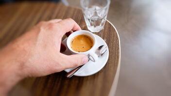 Espresso auf einem Tisch mit Wasserglas