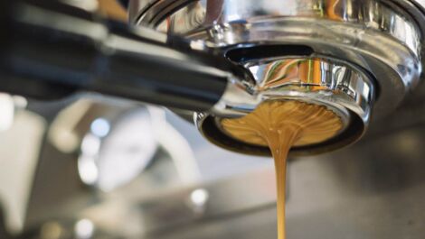 Espresso aus Siebtraeger Maschine mit Kaffee